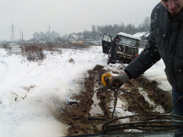 Вытаскиваем авто из снега